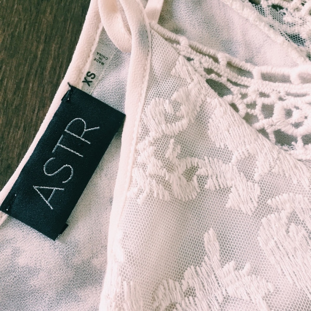 ASTR Cream Lace Bell Sleeve Top - Size XS - Picture 5 of 6